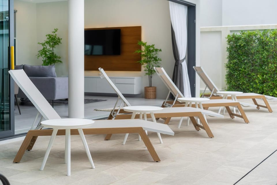 Patio, Communal lounge/ TV room, Day, TV and multimedia, Evening entertainment, sunbed