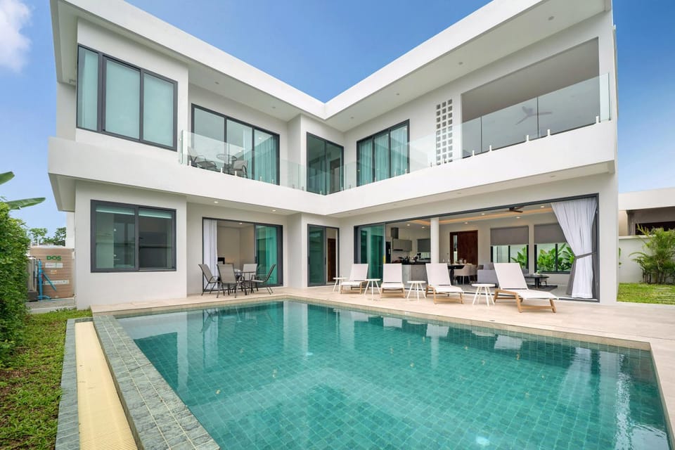 Property building, Patio, Pool view, Swimming pool, sunbed