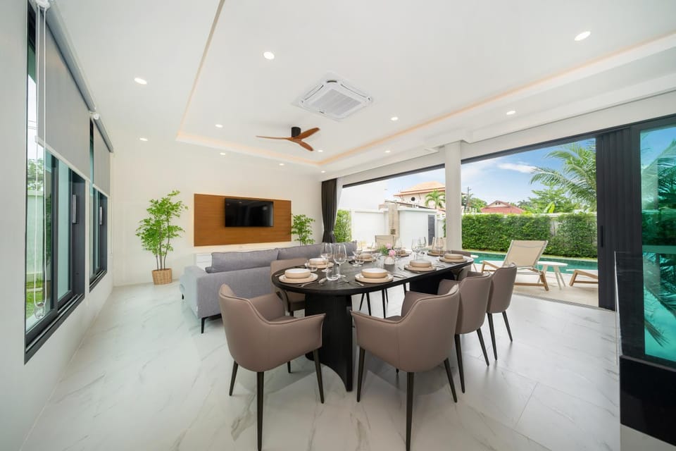 Communal lounge/ TV room, TV and multimedia, Living room, Seating area, Dining area, Evening entertainment, fireplace, air conditioner