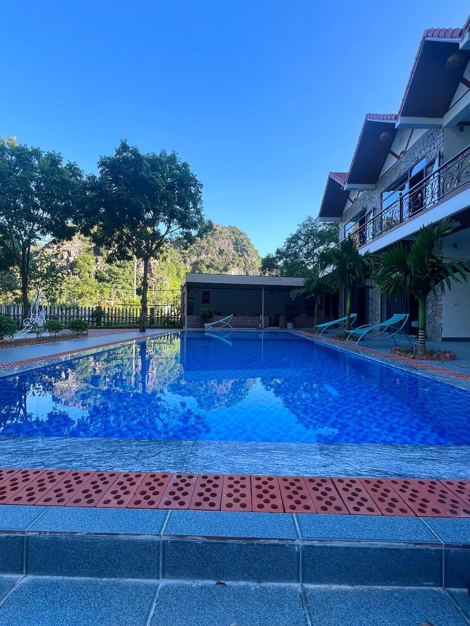 Swimming pool, sunbed