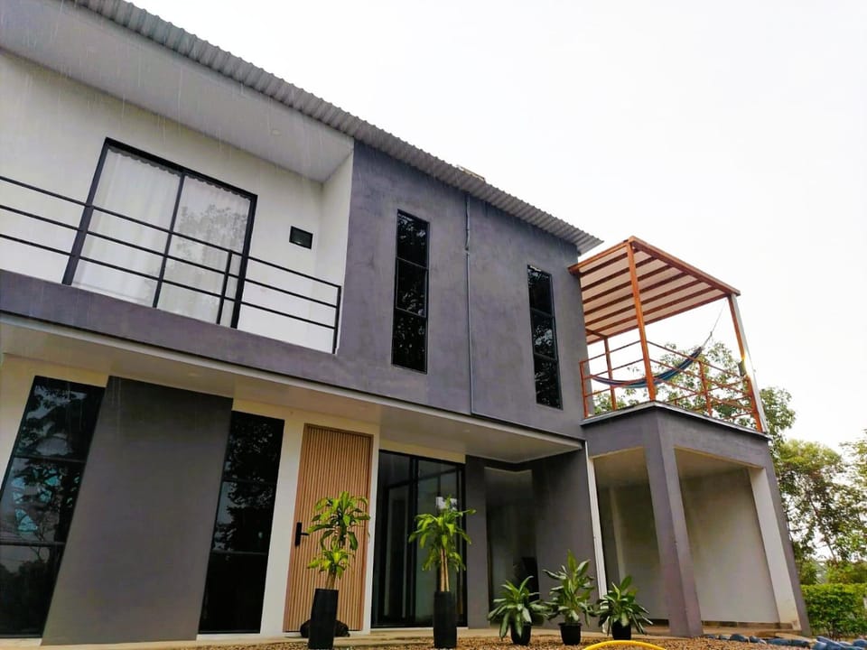 Property building, View (from property/room), Balcony/Terrace