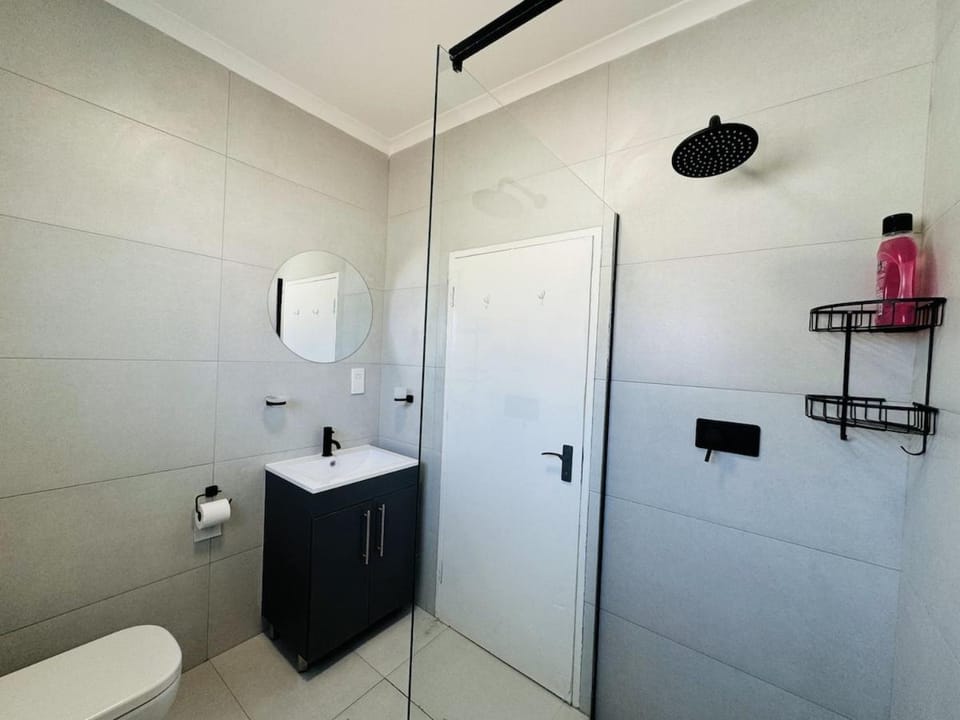 Avondale Flat along king george, Aircon, Solar, Smart TV, Wifi, Netflix Apartment in Harare