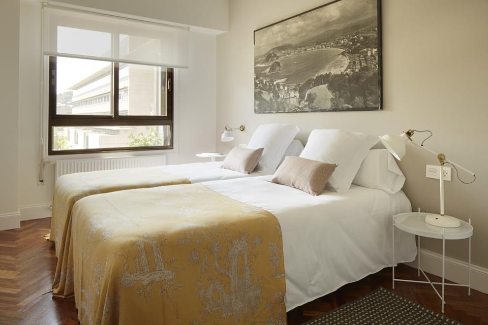 Bedroom, Street view
