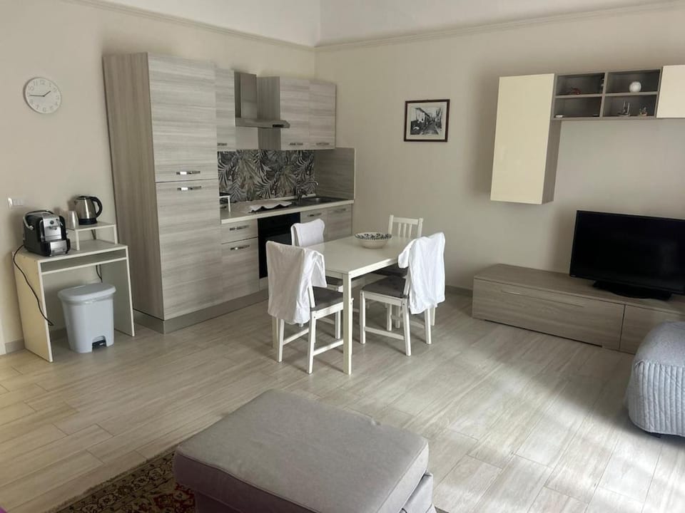 Coffee/tea facilities, Kitchen or kitchenette, Living room, Dining area, oven, stove