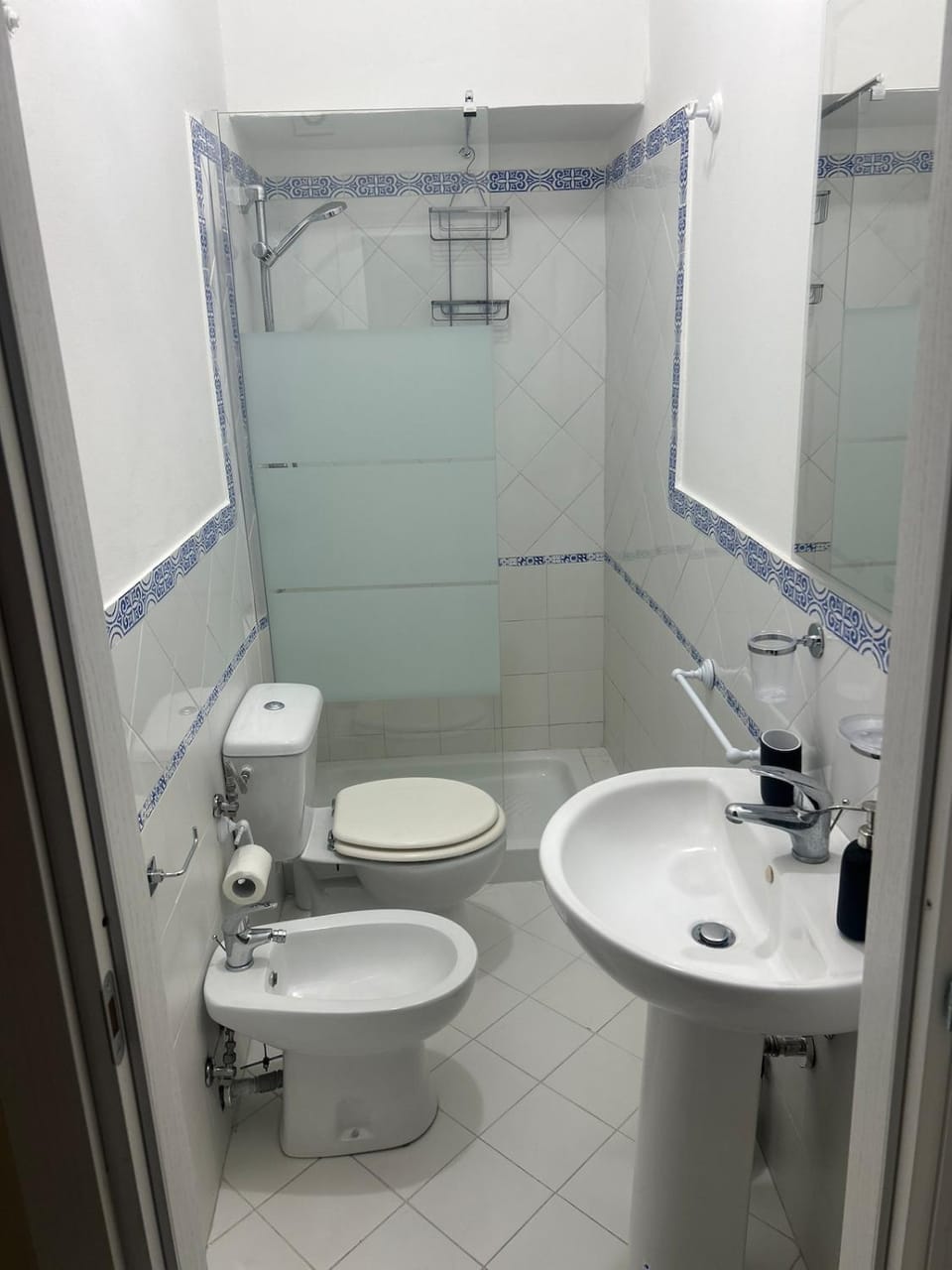 Shower, Toilet, Bathroom, bidet, towels