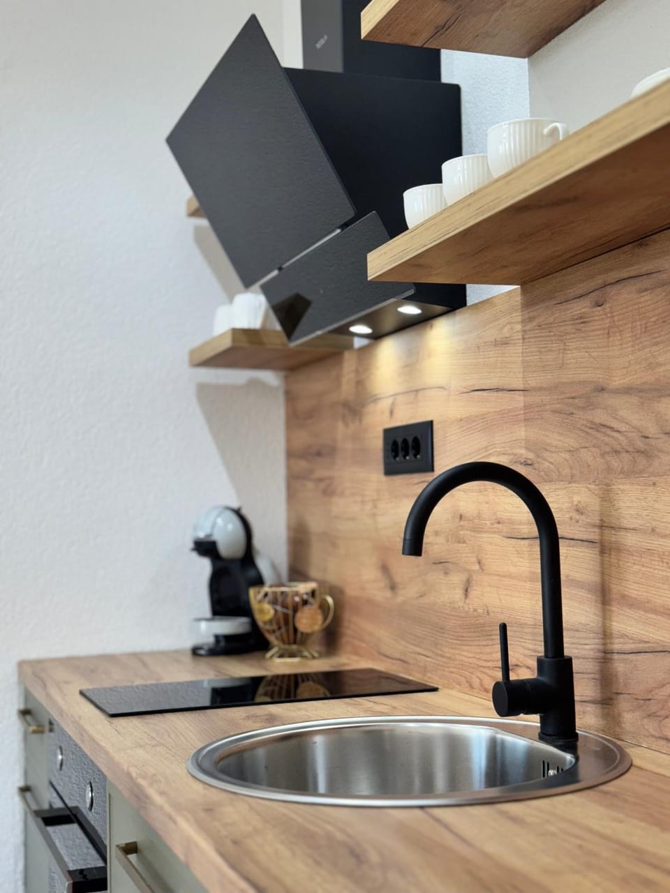 Kitchen or kitchenette, minibar, stove