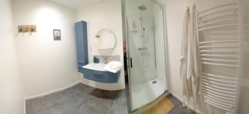 Shower, Bathroom, towels