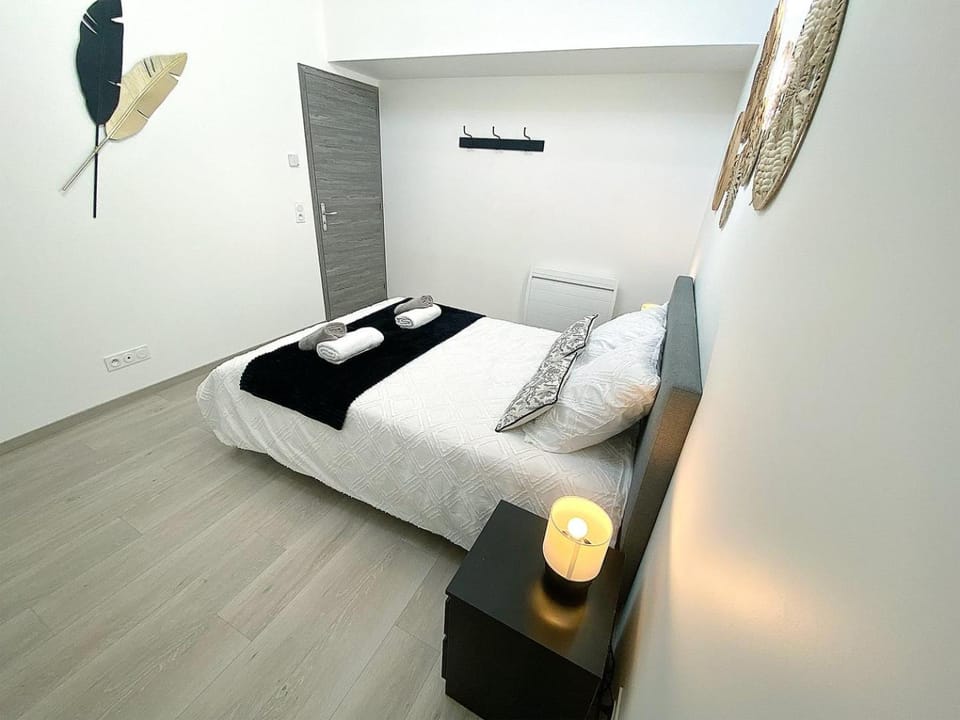 Bed, Photo of the whole room, towels