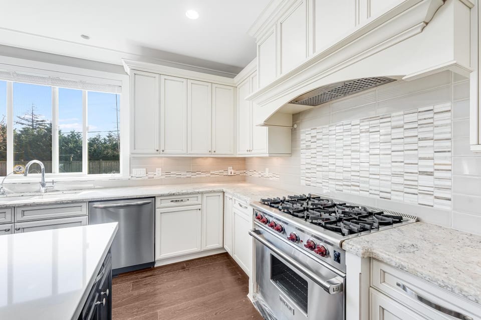 Kitchen or kitchenette, dishwasher, stove