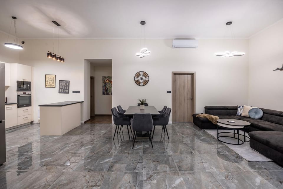Kitchen or kitchenette, Living room, Seating area, Dining area