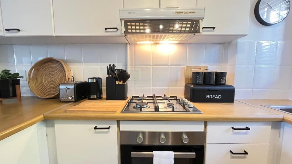 Coffee/tea facilities, Kitchen or kitchenette, stove