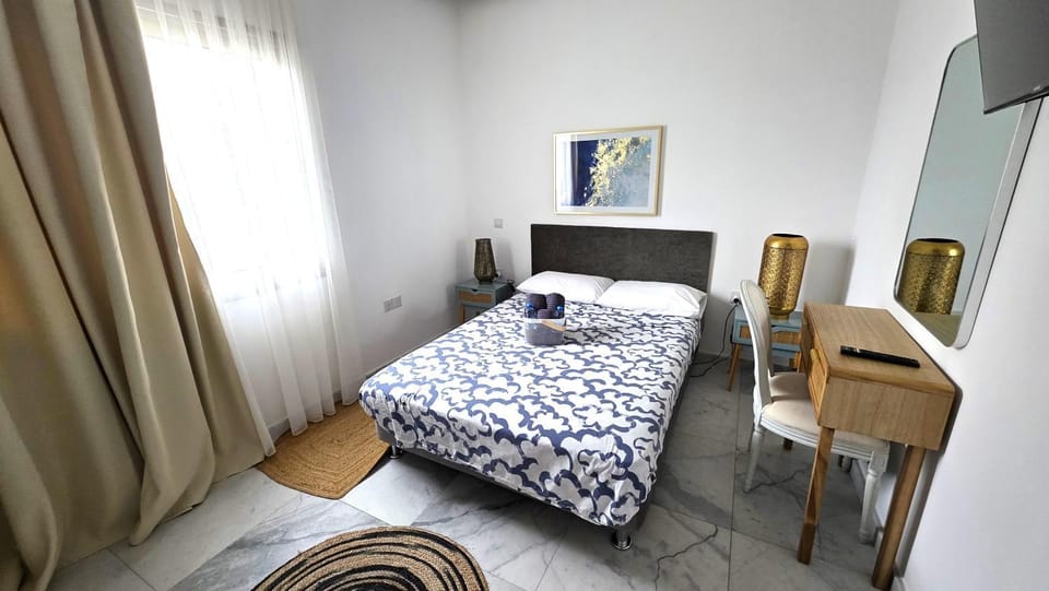 Bed, Photo of the whole room, Seating area, Bedroom, towels