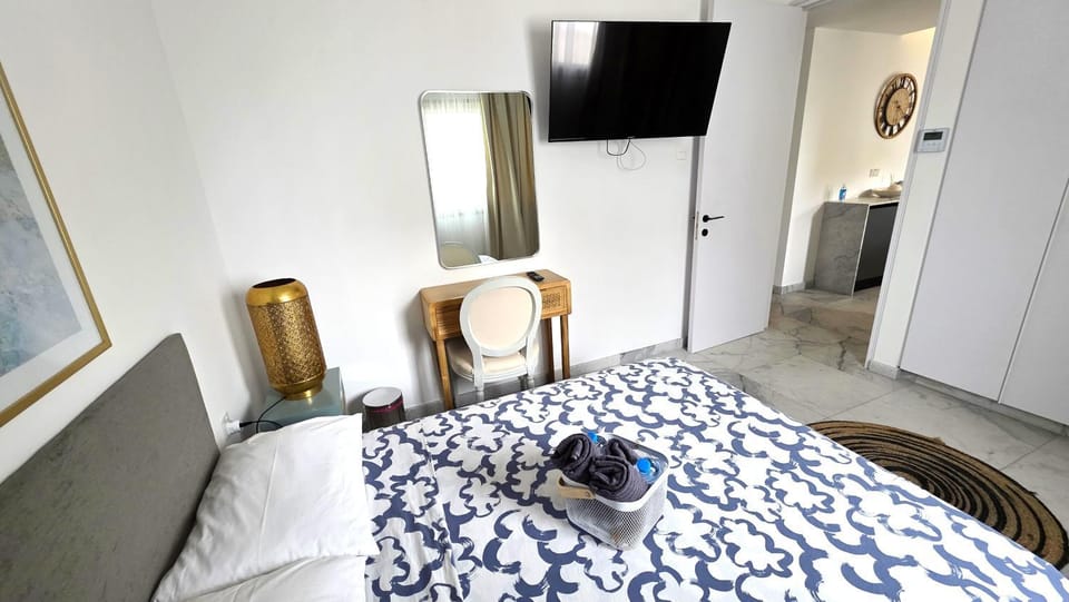 Bed, TV and multimedia, Photo of the whole room, Bedroom
