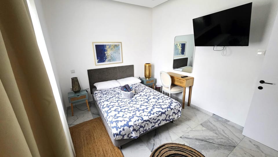 Bed, TV and multimedia, Photo of the whole room, Bedroom