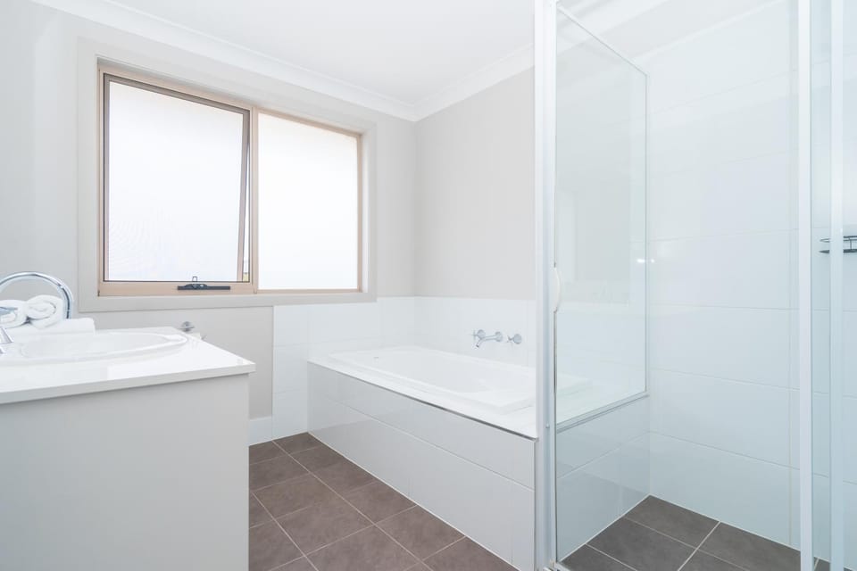 Spacious 4-Bedroom Home Near University & Shops House in Sydney