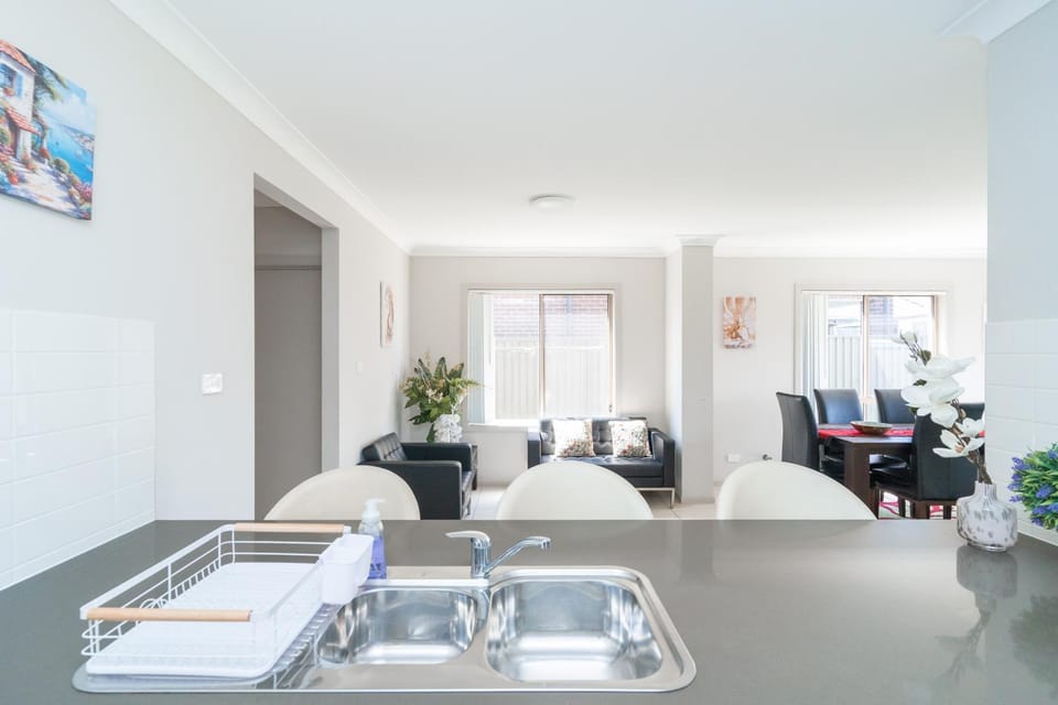 Spacious 4-Bedroom Home Near University & Shops House in Sydney