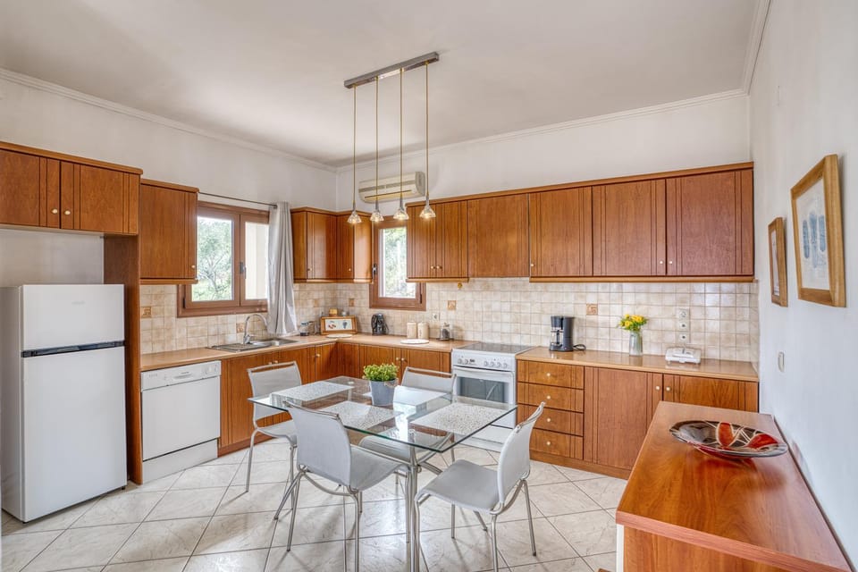 Kitchen or kitchenette, Living room, Seating area, Dining area, dishwasher, oven, stove