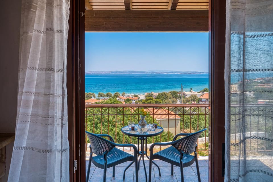 Day, Natural landscape, View (from property/room), Balcony/Terrace, Dining area, Sea view