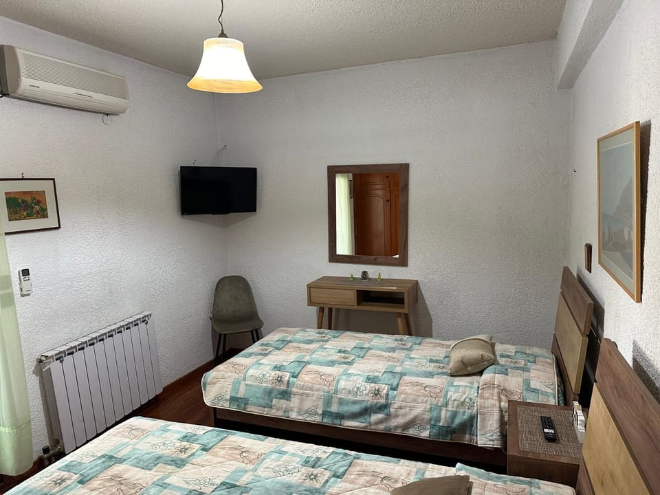 Bed, TV and multimedia, Photo of the whole room, Bedroom, air conditioner