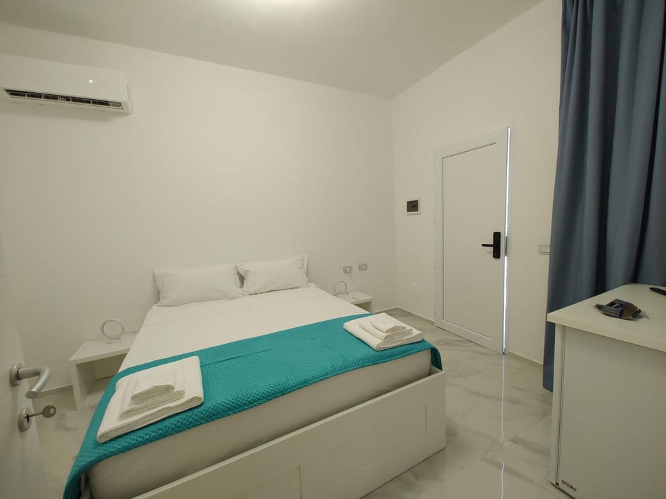 Bed, Photo of the whole room, Bedroom, towels, air conditioner