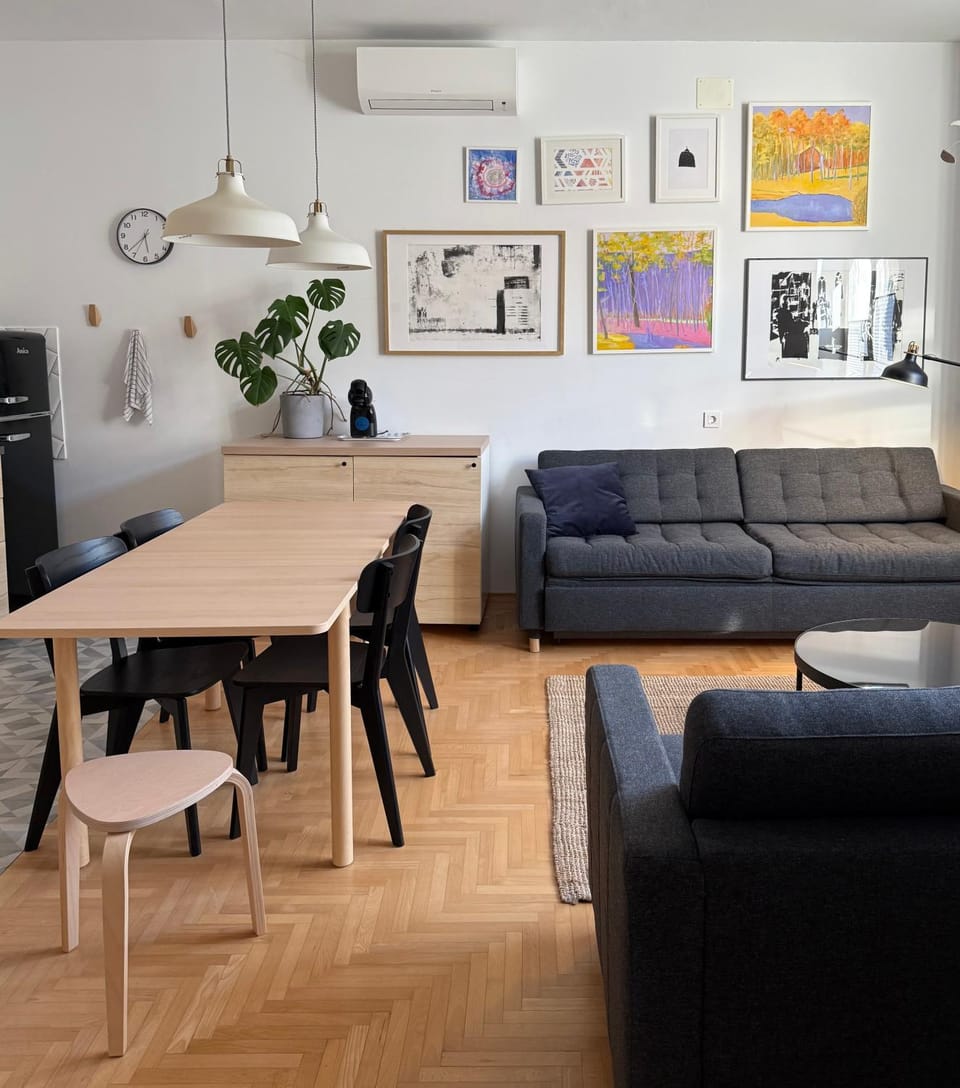 Kitchen or kitchenette, Living room, Seating area, Dining area