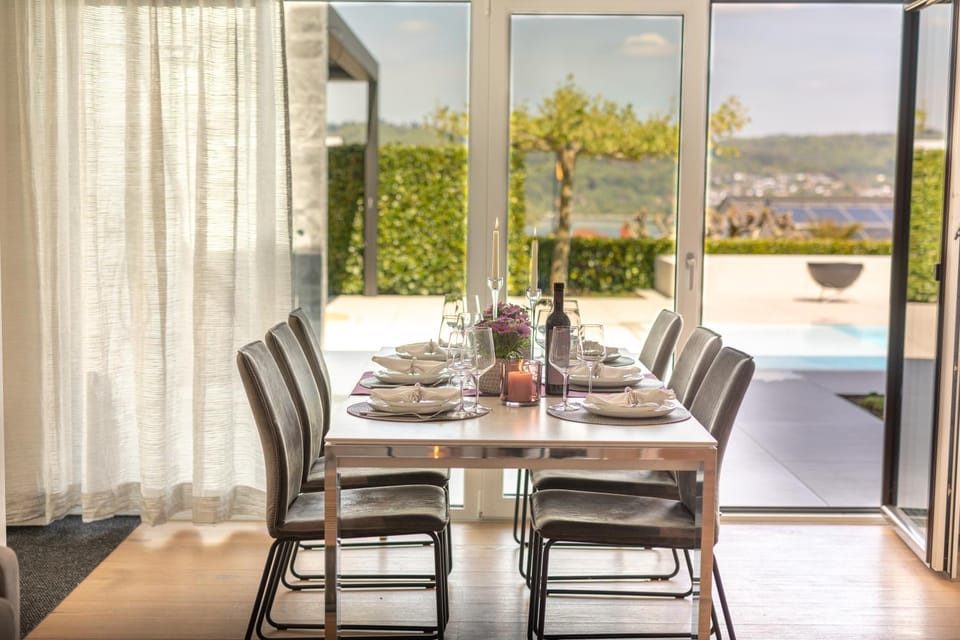 Dining area, Pool view