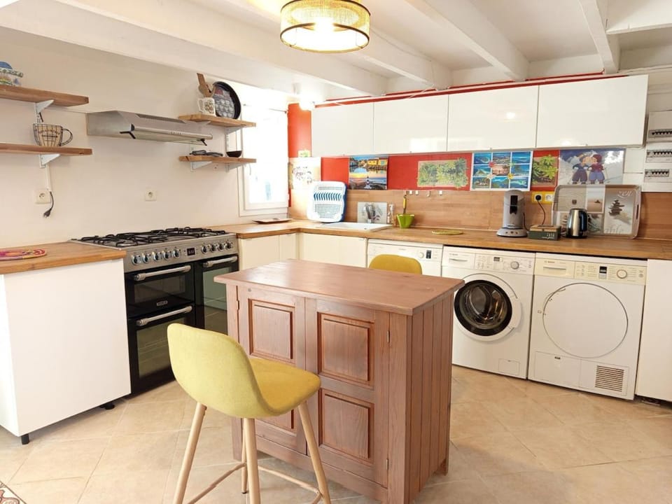 Kitchen or kitchenette, dishwasher, oven, washing machine, dryer