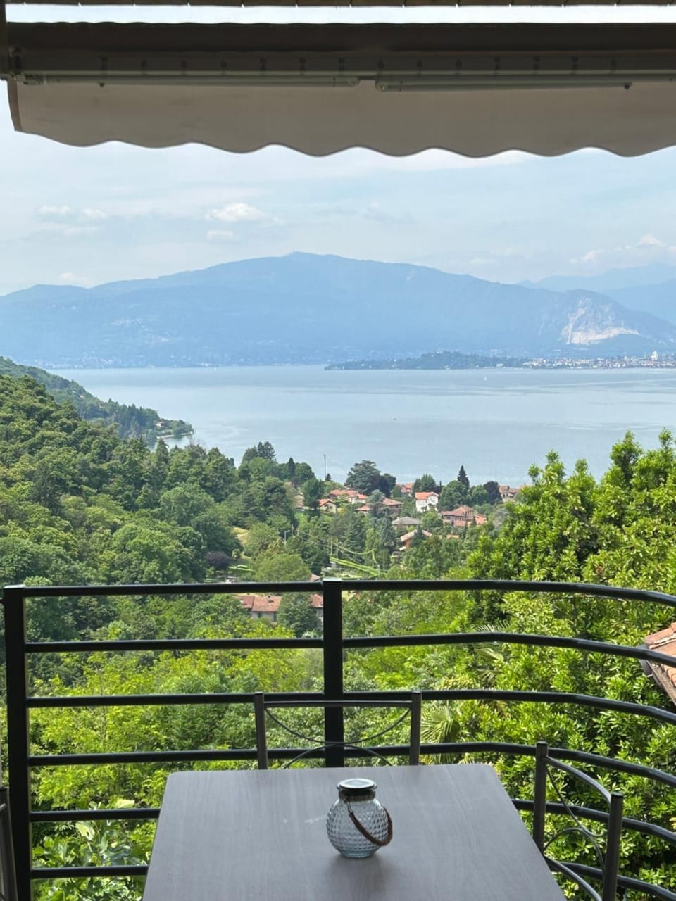 Property building, Natural landscape, View (from property/room), Balcony/Terrace, Dining area, Lake view