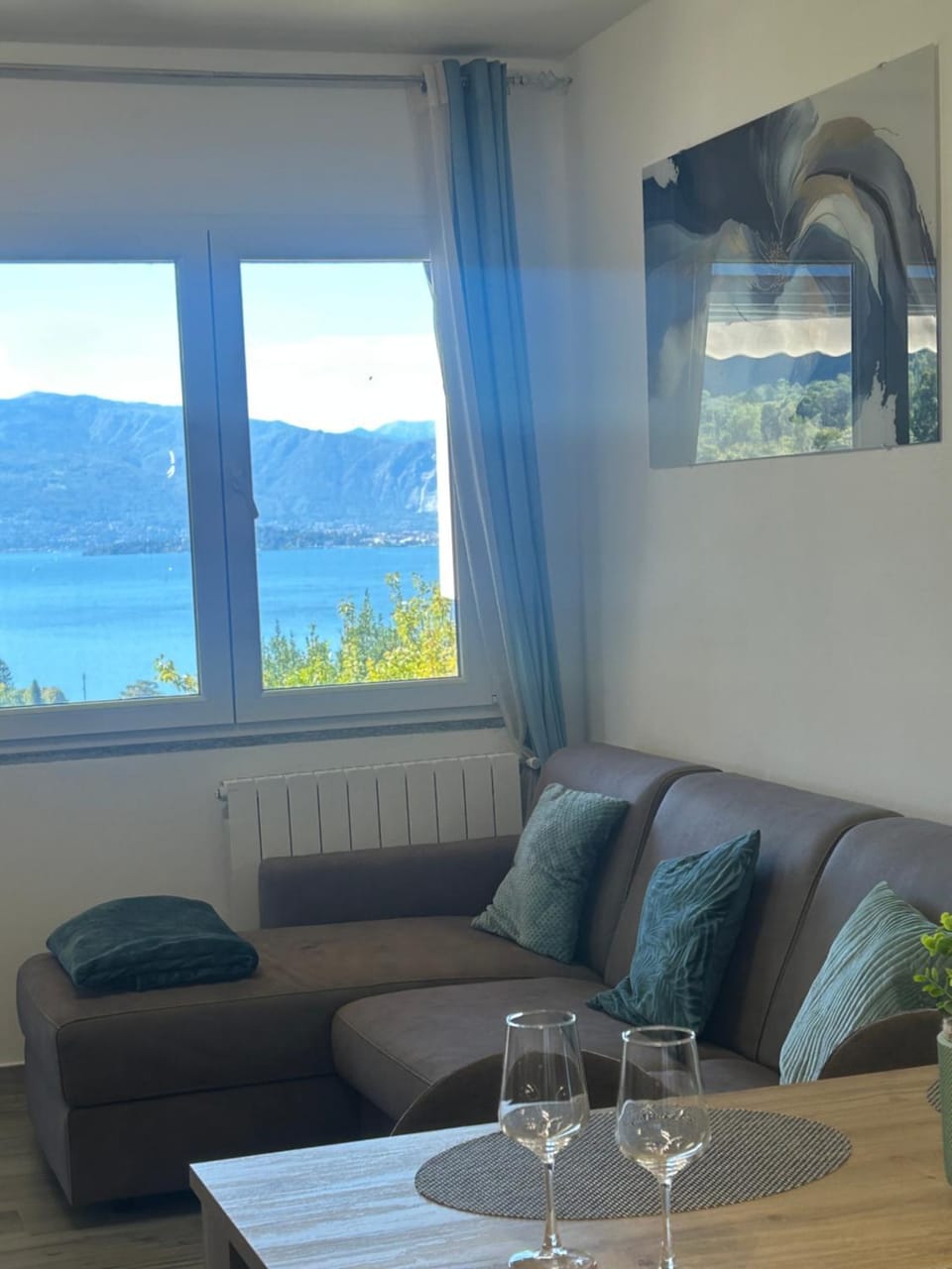 Natural landscape, TV and multimedia, Living room, Seating area, Lake view, internet, air conditioner