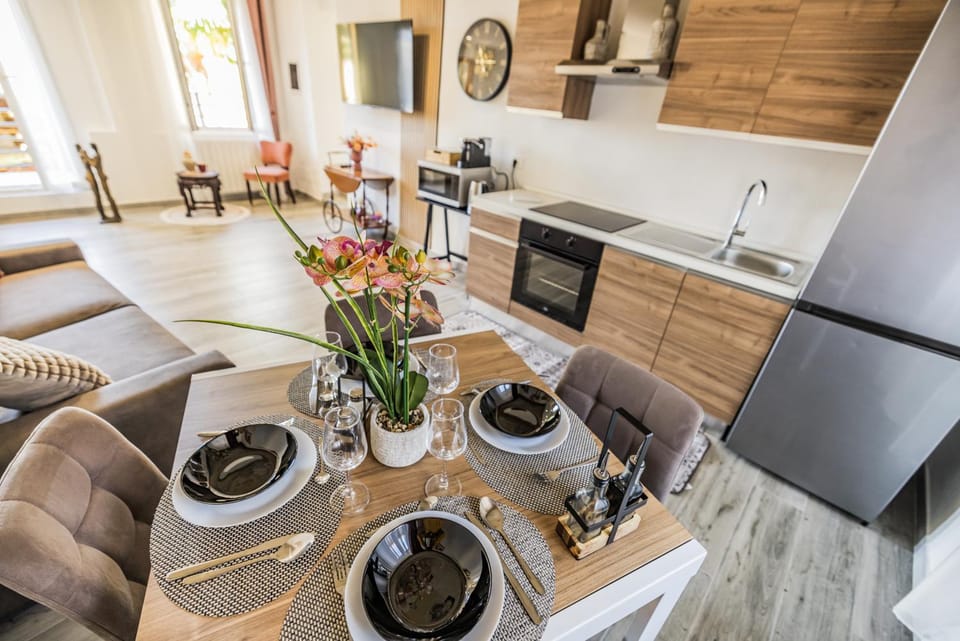 Kitchen or kitchenette, Living room, Dining area, internet, stove, air conditioner