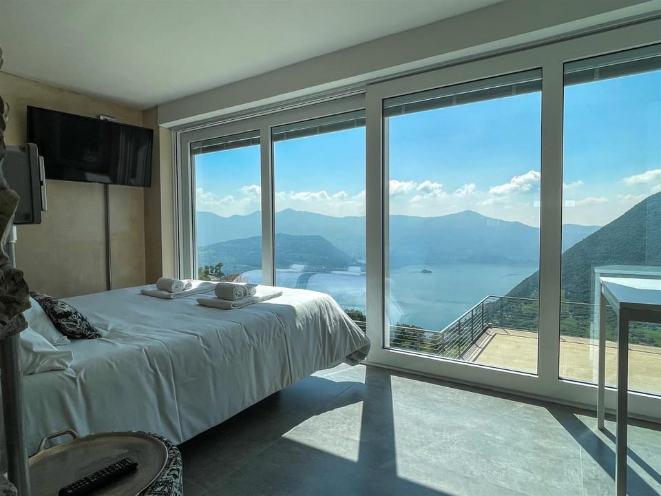Bed, Natural landscape, TV and multimedia, Photo of the whole room, Bedroom, Lake view
