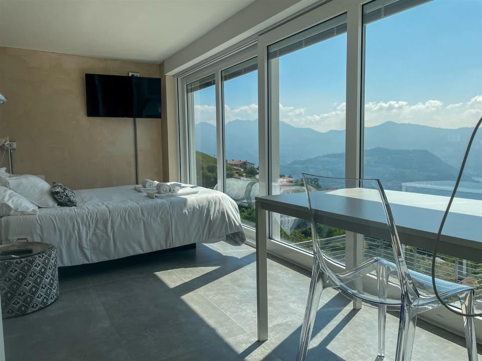 Bed, TV and multimedia, View (from property/room), Photo of the whole room, Mountain view