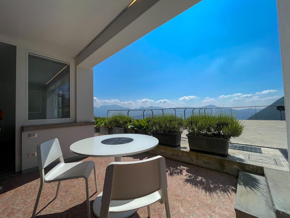 Patio, Day, Natural landscape, Dining area