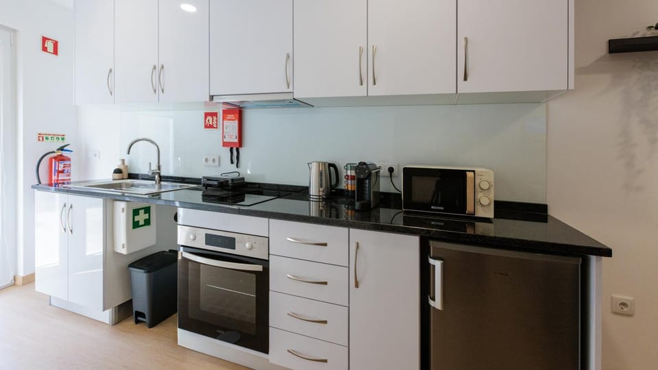 Coffee/tea facilities, Kitchen or kitchenette, oven, stove, toaster