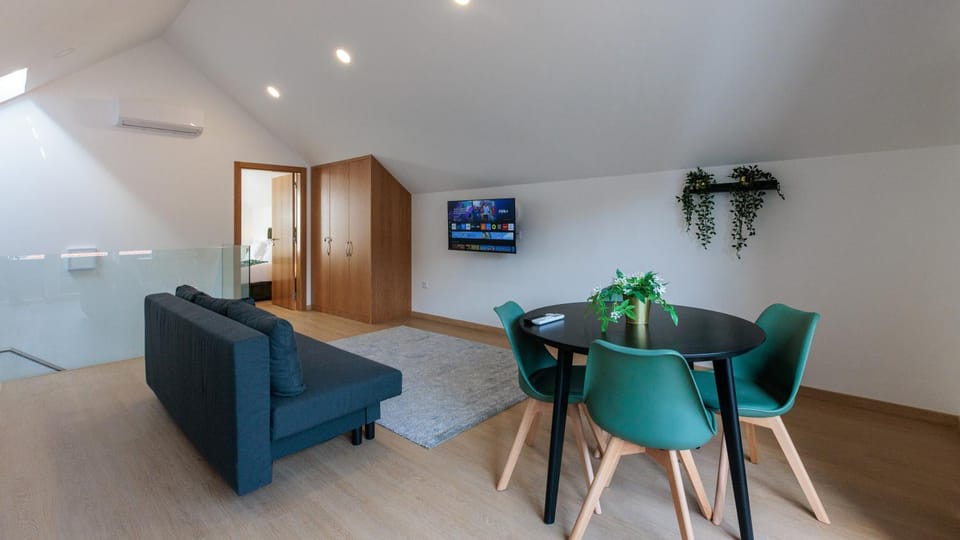 TV and multimedia, Kitchen or kitchenette, Living room, Seating area, Dining area