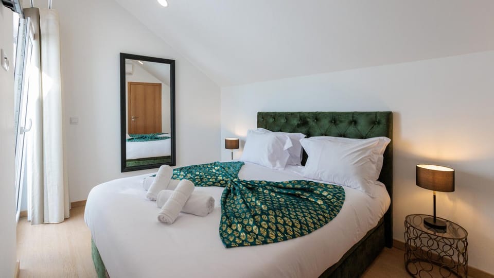 Bed, Bedroom, towels