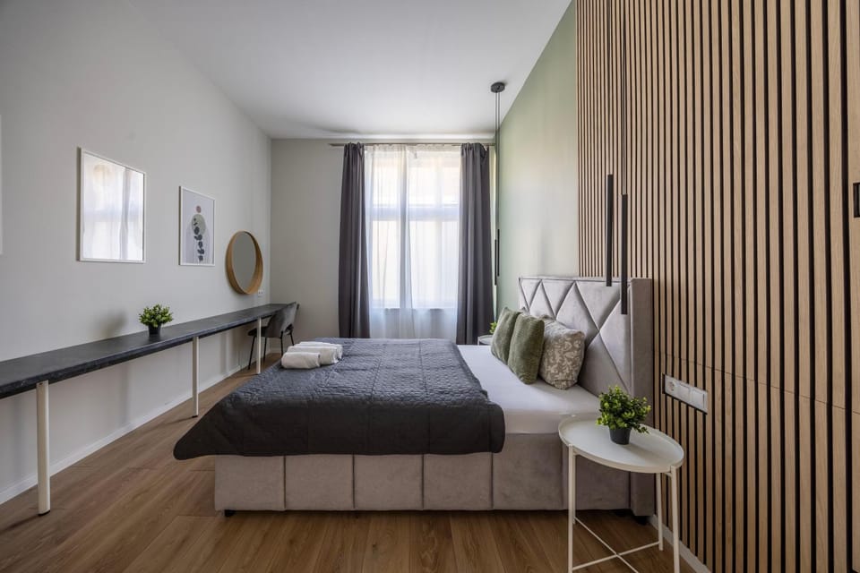 Bed, Photo of the whole room, Seating area, Bedroom, towels