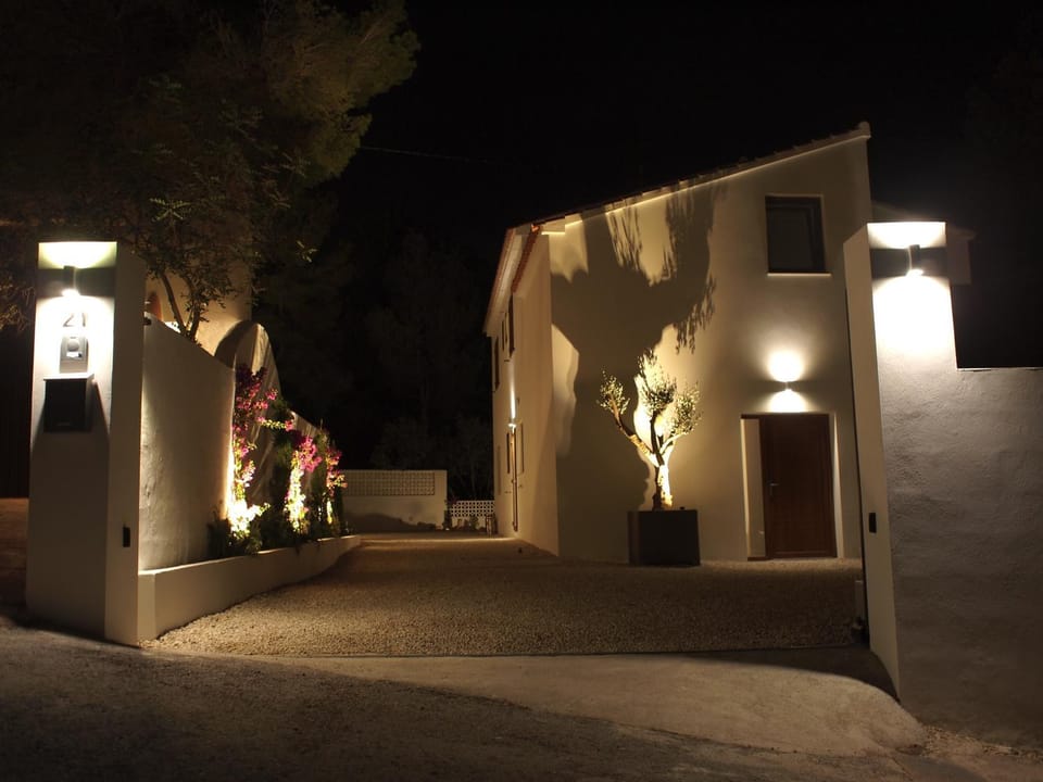Facade/entrance, Garden, On site