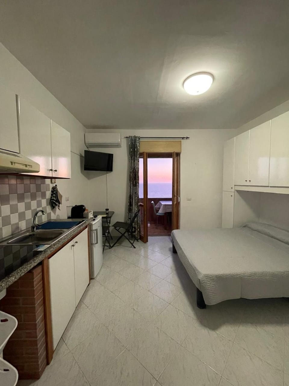 Bed, TV and multimedia, Kitchen or kitchenette, Living room, Photo of the whole room, Seating area, Bedroom, stove