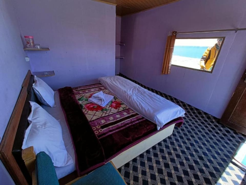 Bed, Photo of the whole room, towels
