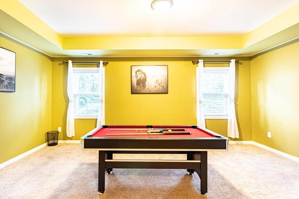 Roomy 5BR Pet-Friendly Retreat with a Backyard! House in Fayetteville