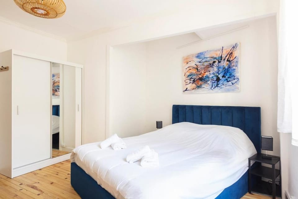 Photo of the whole room, Bedroom, wardrobe