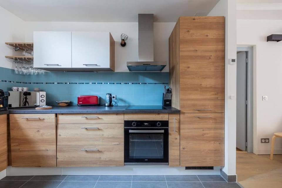 Coffee/tea facilities, Kitchen or kitchenette, dishwasher, oven, stove, toaster