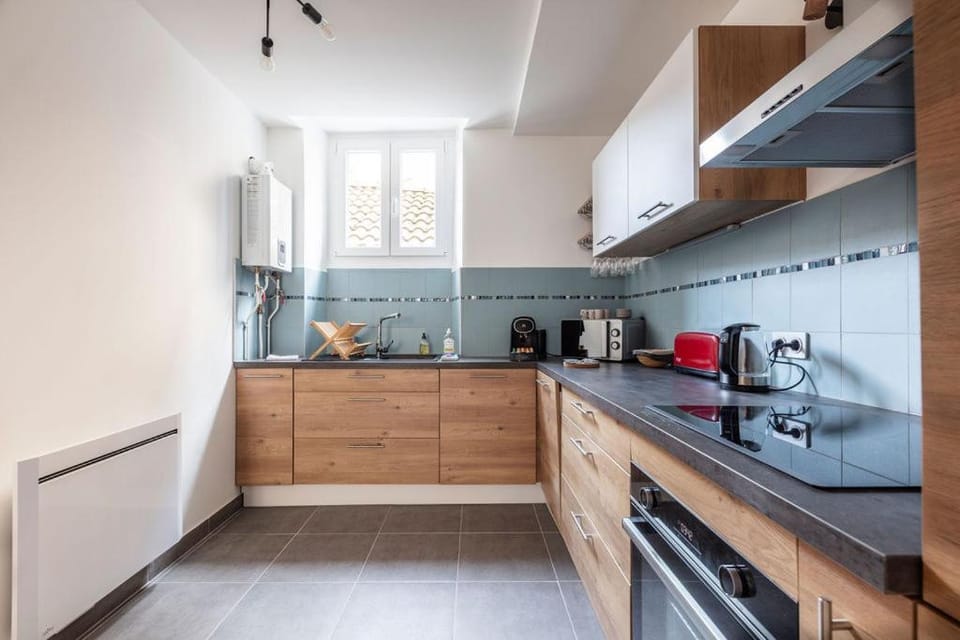 Coffee/tea facilities, Kitchen or kitchenette, dishwasher, stove, toaster