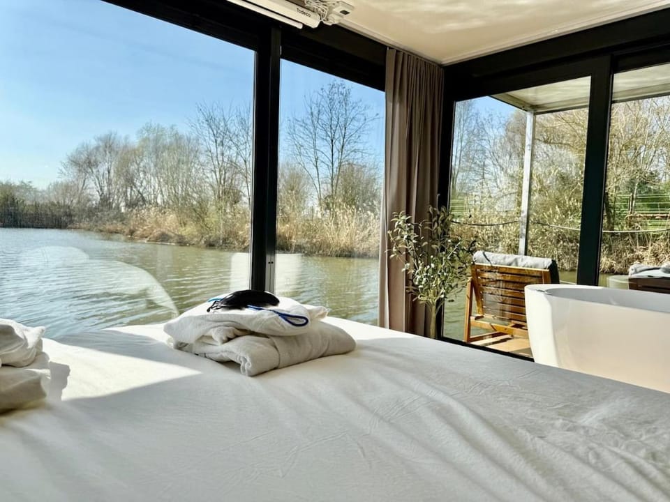 La Dolce Vita ! Sauna, Spa, Cinéma Docked boat in Thionville