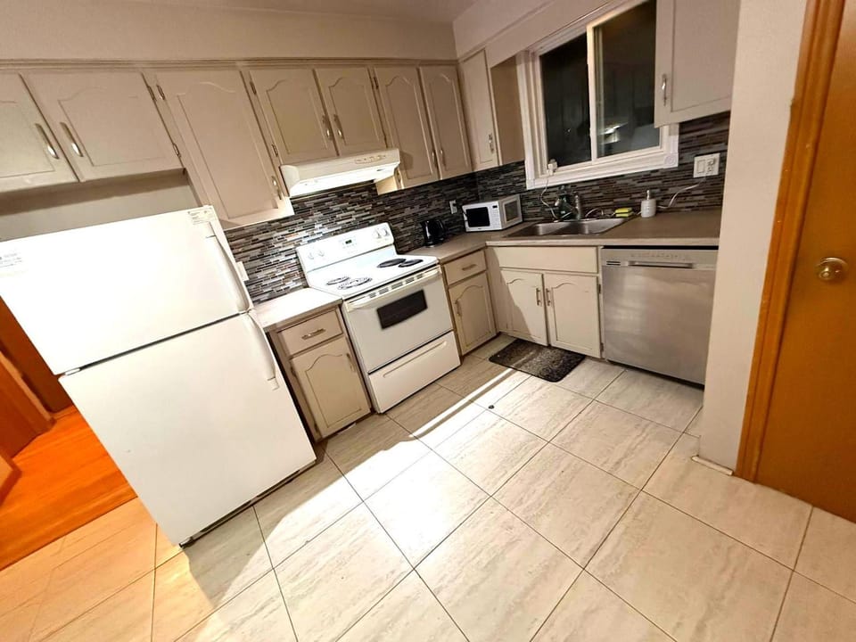 BUDGET BNB IN KITCHENER-WATERLOO-15 PERCENT OFF ON 2ND DAY-Hurry! Vacation rental in Cambridge