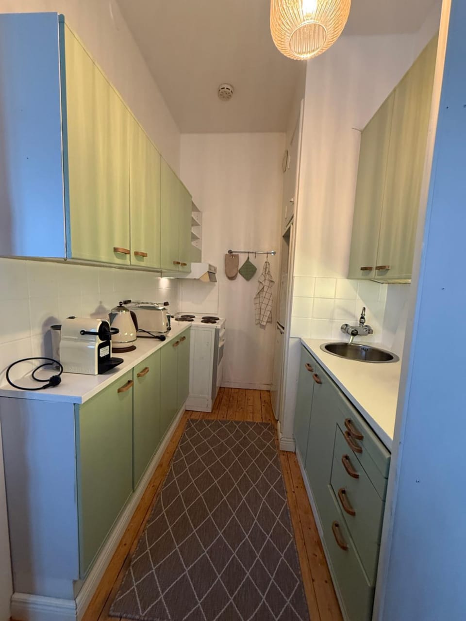 Coffee/tea facilities, Kitchen or kitchenette, oven, stove, toaster