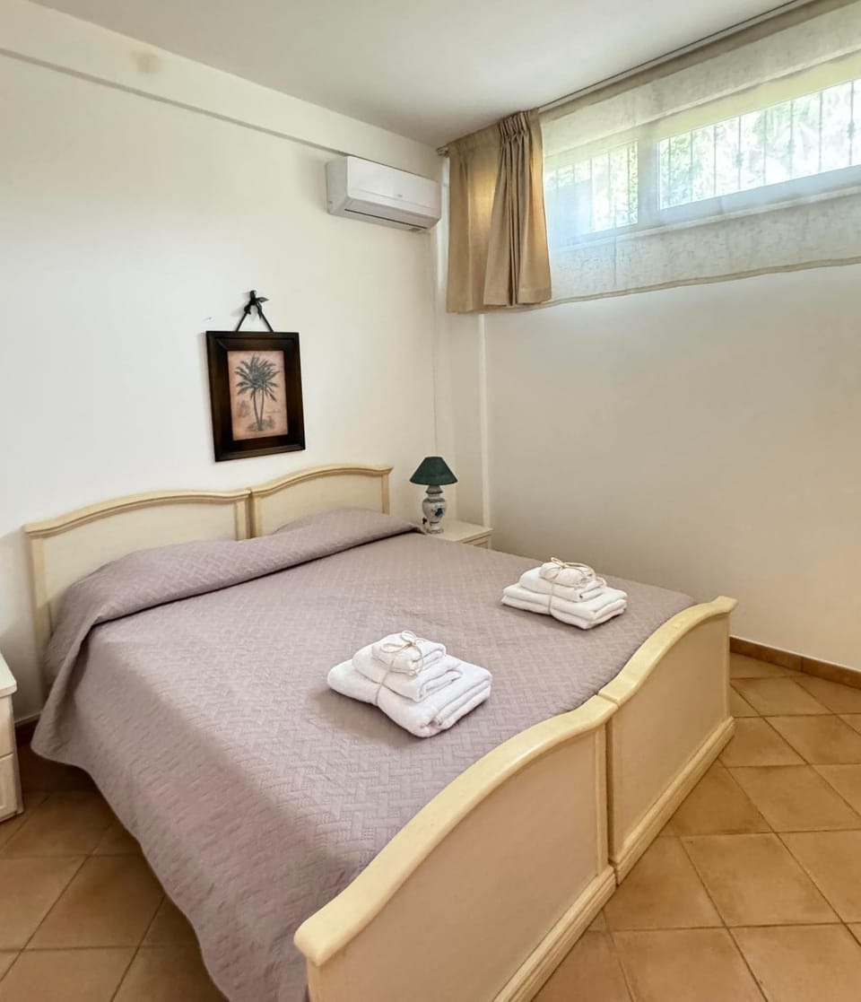 Bed, Bedroom, towels, air conditioner