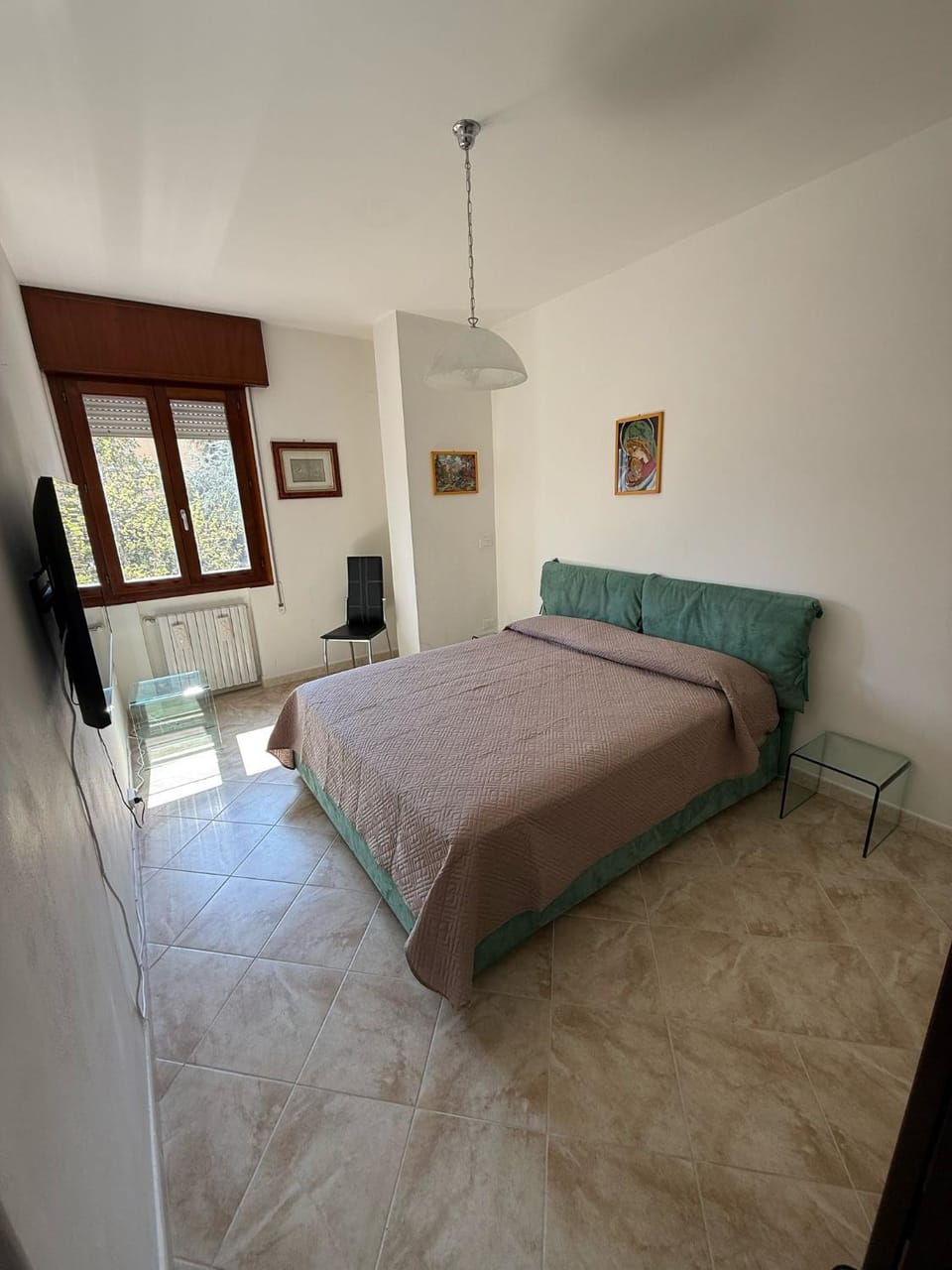 Bed, TV and multimedia, Photo of the whole room, Bedroom