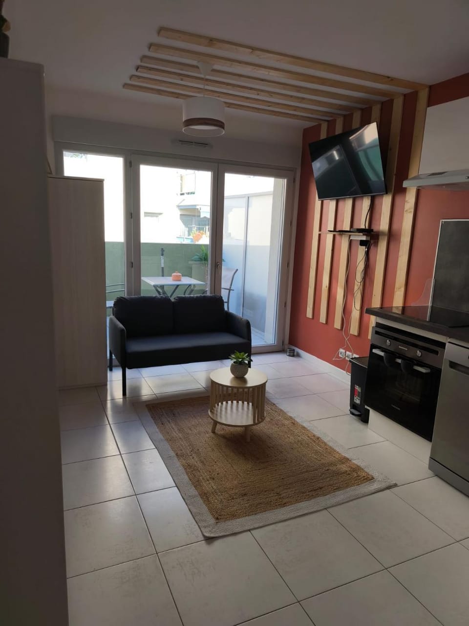 Studio calme et paisible, climatisé avec terrasse au dernier étage, 100m du tramway et 20 min de la promenade des anglais Apartment in Nice